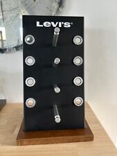 présentoir à lunettes Levi’s  en tôle peinte noire et socle en bois