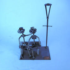 personnages assis en fer