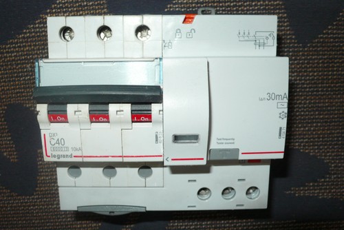 Disjoncteur 407833 - disjoncteur,
