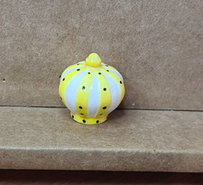 (D1) feve une couronne 