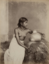 Jeune fille de Ceylan (Sri Lanka) posant avec un pot en terre.  Vintage print, e