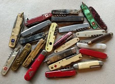 Lot de 24 couteaux pliants.