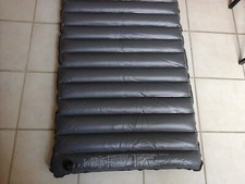 1 matelas pneumatique pour 1 personne et un gonfleur a pied comme neuf