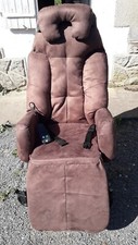 Fauteuil releveur électrique couleur chocolat, velours, Très peu servi.
