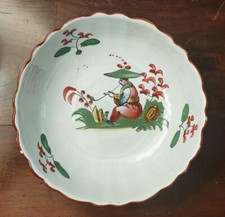 Les Islettes, saladier godronné à bord ondulé avec un décor de Chinois, 18ème