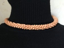 Collier ancien petites perles tréssées corail ou imitation corail ? en TBE.