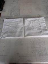 Lot de 2 taies d oreillers blanches brodées P A anciennes coton 67 cm X 67 cm