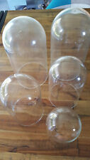 Beau lot de 5 globes ou cloches en verre ou plastique, pour présentoir.