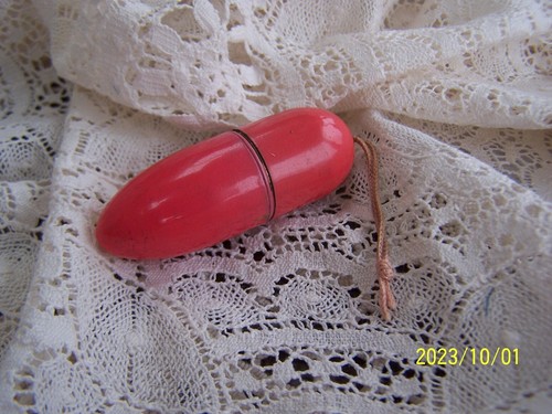 Ancienne cousette avec fil - , et