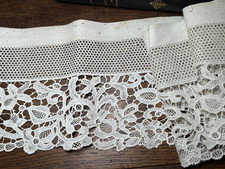 DENTELLE ANCIENNE - BEAU VOLANT DE DENTELLE A L'AIGUILLE - 2.40 mètres