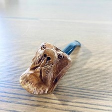 Pipe ancienne sculptée en bruyère – Tête de chien rustique, yeux incrustés 1940
