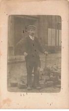 Carte Photo - PARIS - Homme près de pavés au milieu d'une rue
