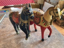 Lot De 2 Chevaux Anciens En Bois Sculpté 