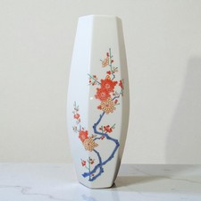 Japon Arita. Vase en porcelaine décor polychrome Kakiemon