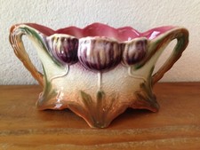 jolie et ancienne jardinière en Barbotine décor floral type onnaing 