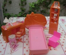 COIFFEUSE BARBIE,  BIBLIOTHÈQUE ET LIT  AVEC ACCESSOIRE BARBIE MATTEL 1988