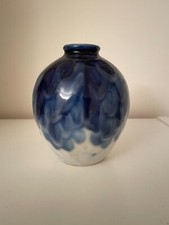 PETIT VASE BLEU DE THARAUD LIMOGES, HAUTEUR 10,5 CMS