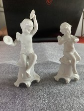2 STATUETTES EN PORCELAINE DE
