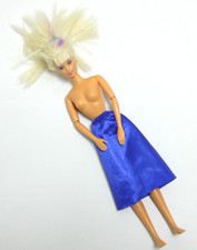 POUPEE BARBIE AVEC ROBE TENUE