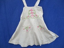 Robe N°11 d'enfant ado en coton beige fleurs roses brodées sale et déteinte