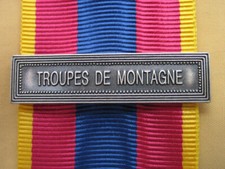 Agrafe  TROUPES DE MONTAGNE  pour la Médaille Défense Nationale