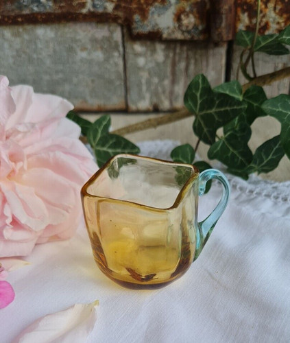Ancien petit verre - petit, emaille