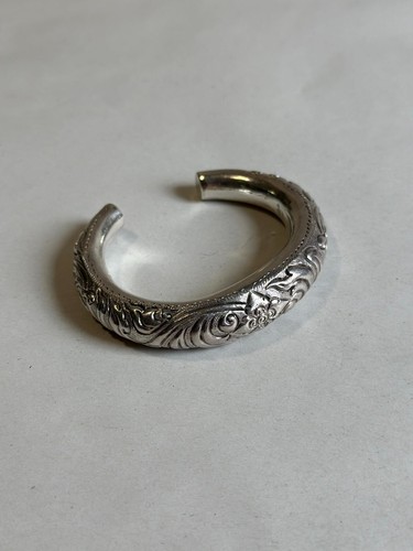 Ancien bracelet jonc grelots
