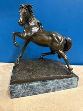 Sculpture en bronze Patine Brune Cheval Sur Socle Marbre Hauteur 20 Cm
