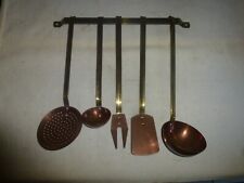 ENSEMBLE DE CINQ USTENSILES DE CUISINE CUIVRE LAITON ET SUPPORT