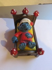 Figurine Schtroumpf au lit