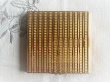 Poudrier en métal doré guilloché