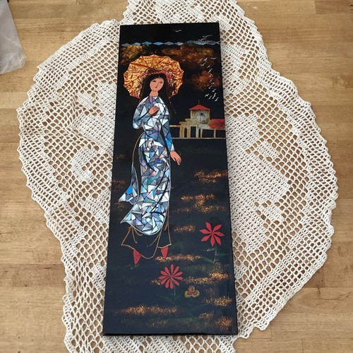 Tableau bois laqué femme - en,