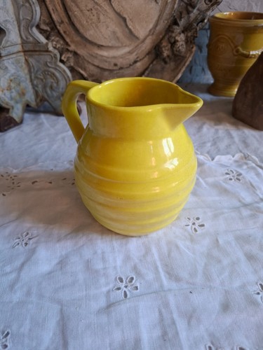 Ancien pichet jaune - ,