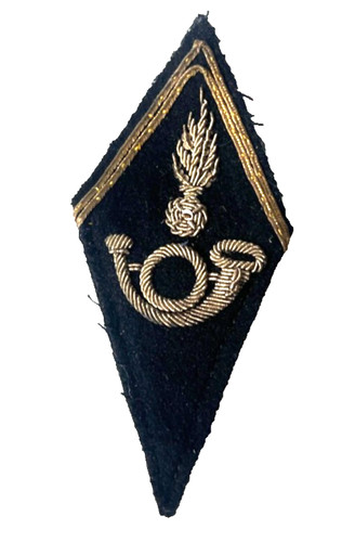 Une patte col officier - de, em