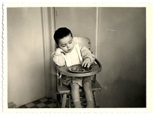 Enfant sur chaise haute