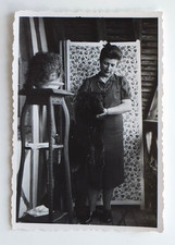 Femme pose avec chien noir