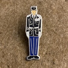 Pin’s Militaire Armée Gendarmerie Gendarme En Tenue D’apparat Contour Argenté