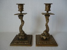 XIXème - PAIRE DE BOUGEOIRS AUX DAUPHINS DE BRONZE - BASE CARREE 11,5 - H 22 CM