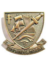 SUPERBE INSIGNE DE BERET DES COMMANDOS MARINE (2 ATTACHES)