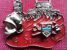 Pin's  Pompier en relief caserne de Soulaines blason casque village  (70)