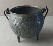 Ancien pot / cache pot gravé