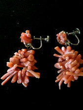 Très belles boucles d'oreilles vintage à vis en corail véritable