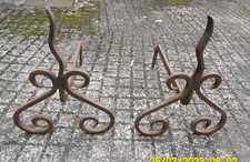 LBC E4/ ANCIENNE PAIRE DE CHENETS EN FER FORGE ..CHEMINEE