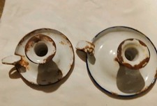 2 Anciens bougeoirs a main  émaillés blanc diam 15 et 13 Cm