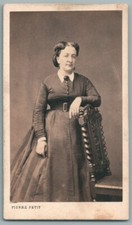 CDV 1860's Femme portant broche noire. Bijoux Napoléon III. Photo Pierre Petit