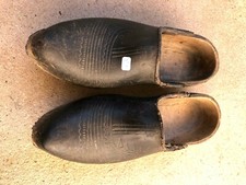 n°20 ) ancienne  paire de sabots en bois  / art populaire XIXe  / déco chalet. 