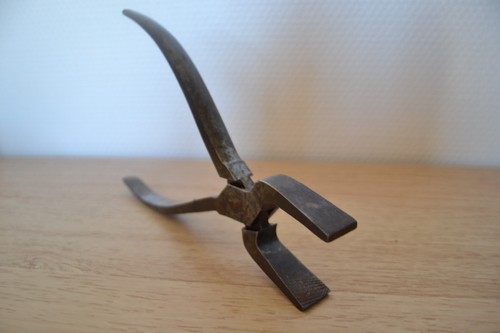 Anciene pince border a - pince, (a
