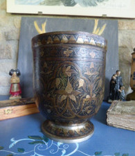 Vase sur piédouche en métal (damasquiné ???)