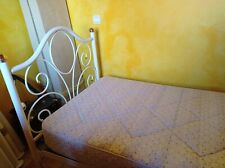 lit barreaux une personne métal blanc et doré avec ou sans matelas