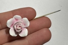Britannique Vintage Peint OS Chine Bâton Broche Rose Blanc Fleur Rose Or Broche